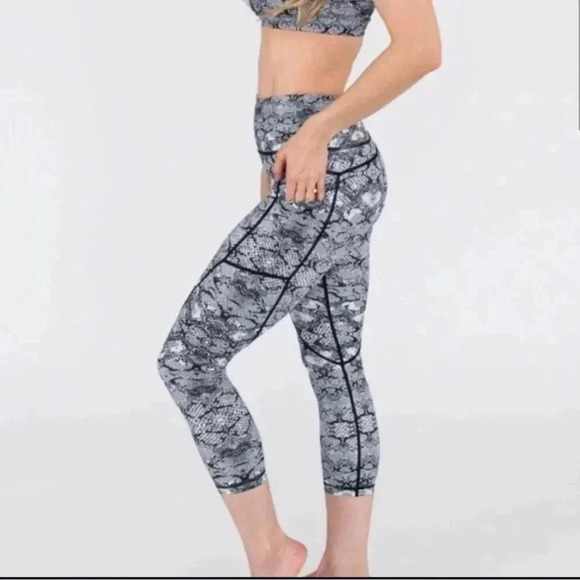 ZYIA Pants - Zyia Active Light n Tight Cobra Metallic Thigh Pocket Black White Leggings: 6-8